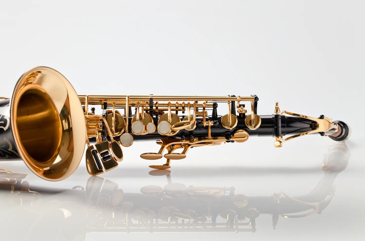 Ile waży saksofon tenorowy?