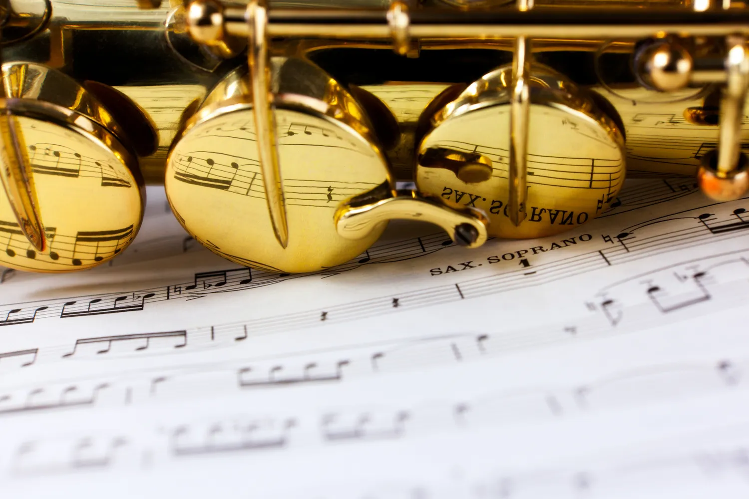 Ile waży saksofon barytonowy?