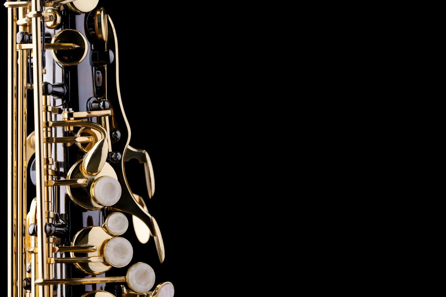 Dlaczego saksofon to instrument dęty drewniany?