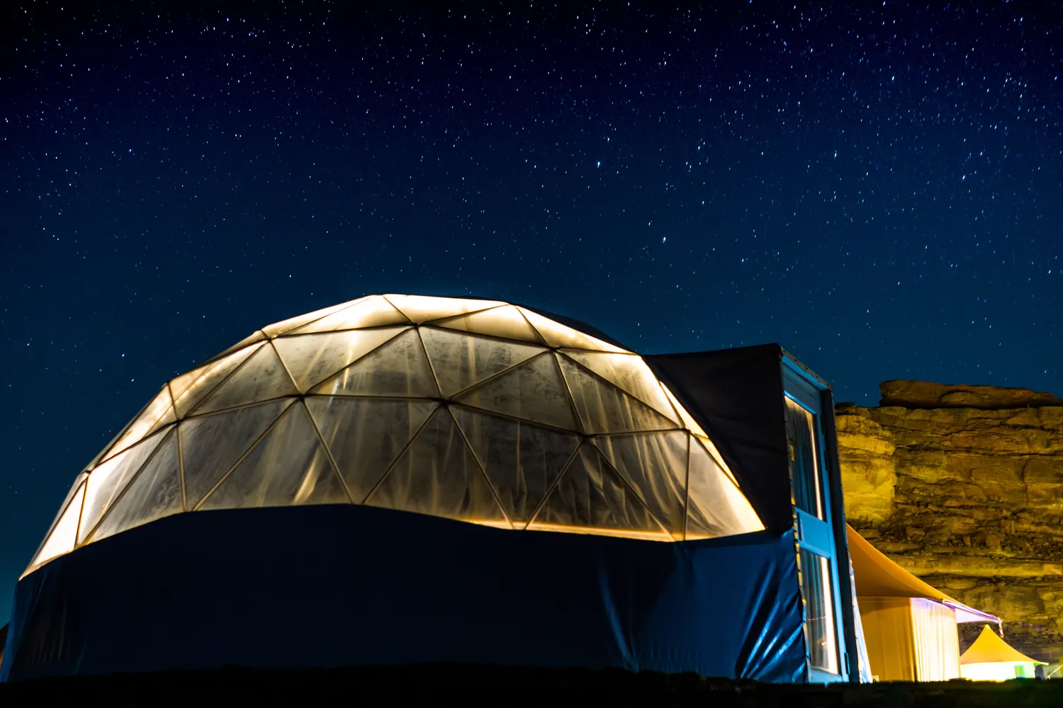 Ile można zarobić na namiocie sferycznym?