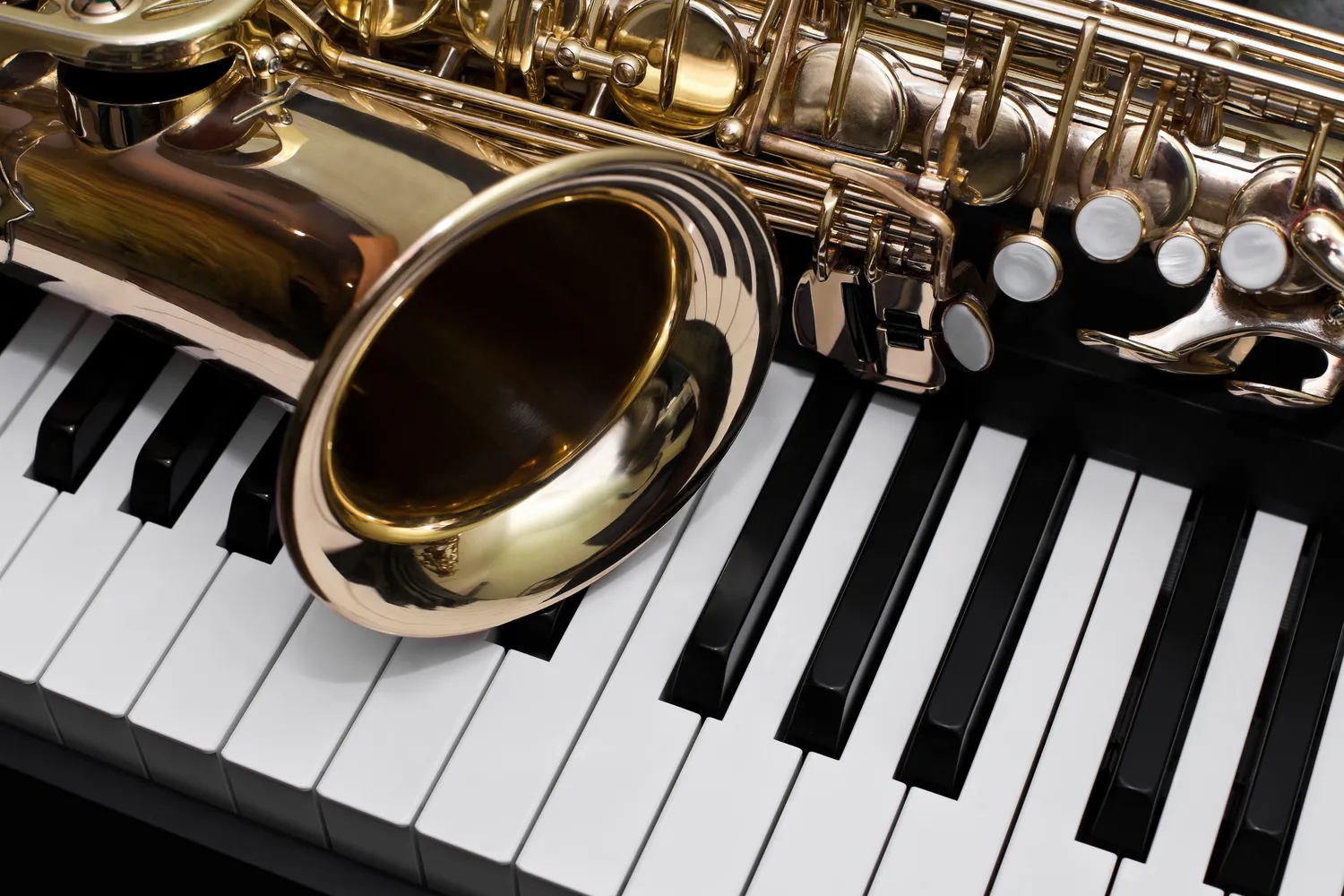 Saksofon dlaczego drewniany?